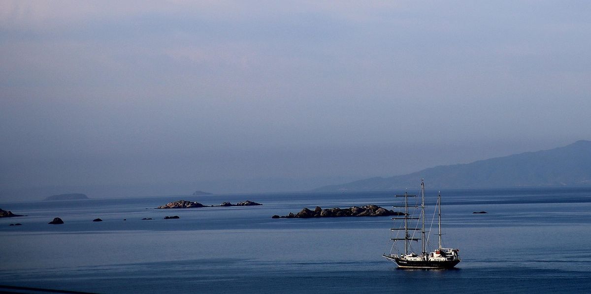 Grupo de amigos disfrutando en barco por la Costa Brava