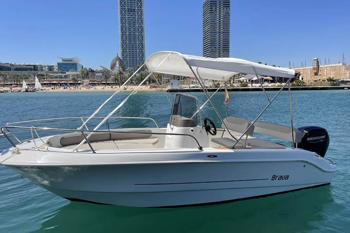 Barco Mingolla Brava 19 navegando hacia Lloret de Mar