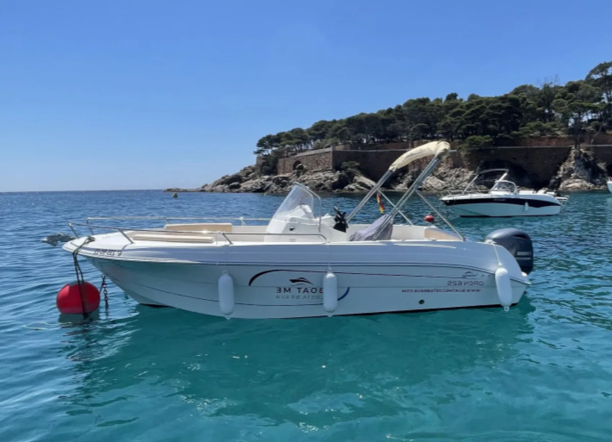 Pacific Craft 625 en cala de agua cristalina, Costa Brava