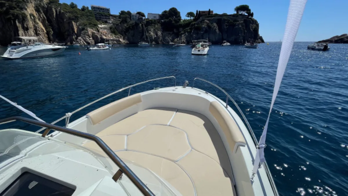 Pacific Craft 625 fondeado en una cala cerca de Tossa de Mar