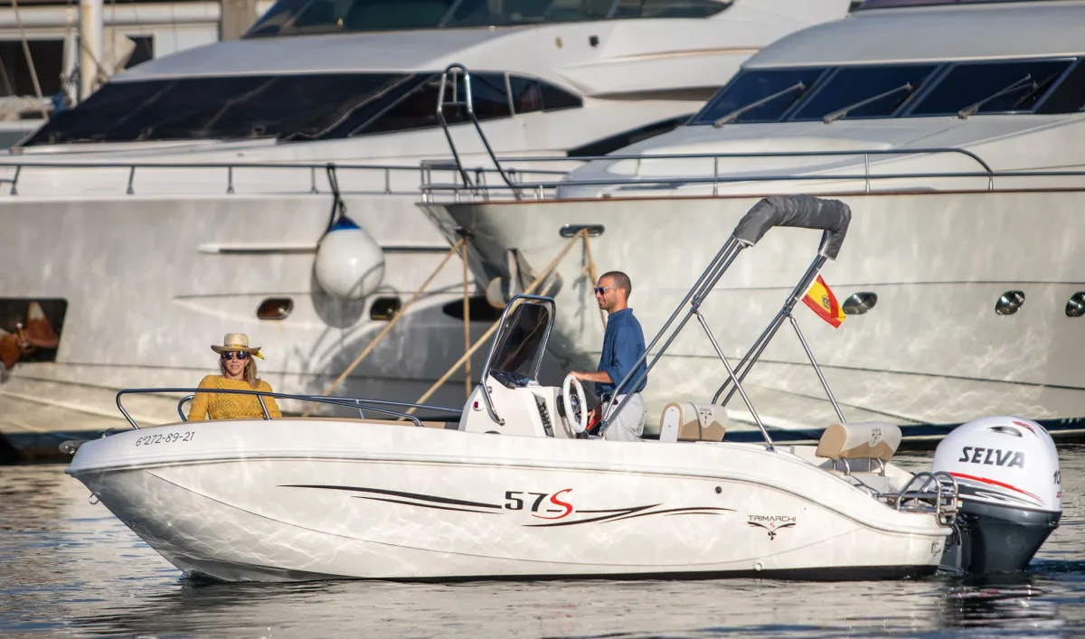 Pareja navegando en Trimarchi 57S por la Costa Brava