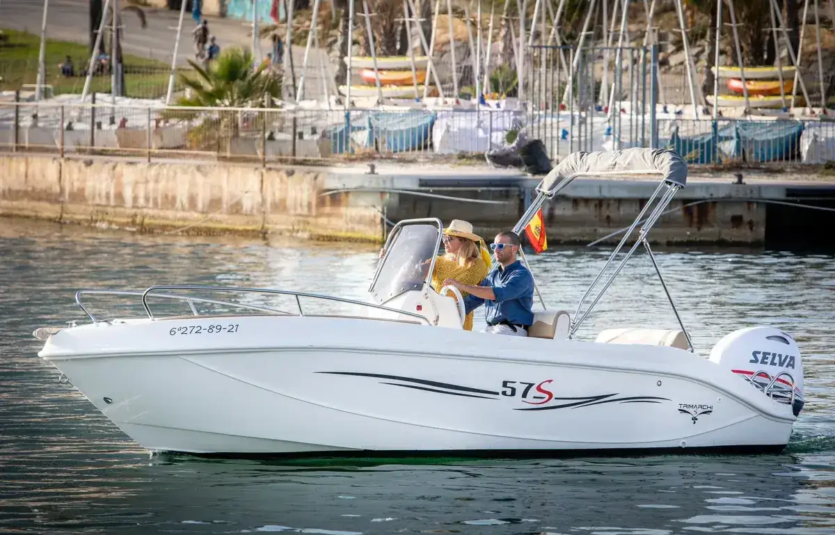 Pareja navegando en Trimarchi 57S por la Costa Brava
