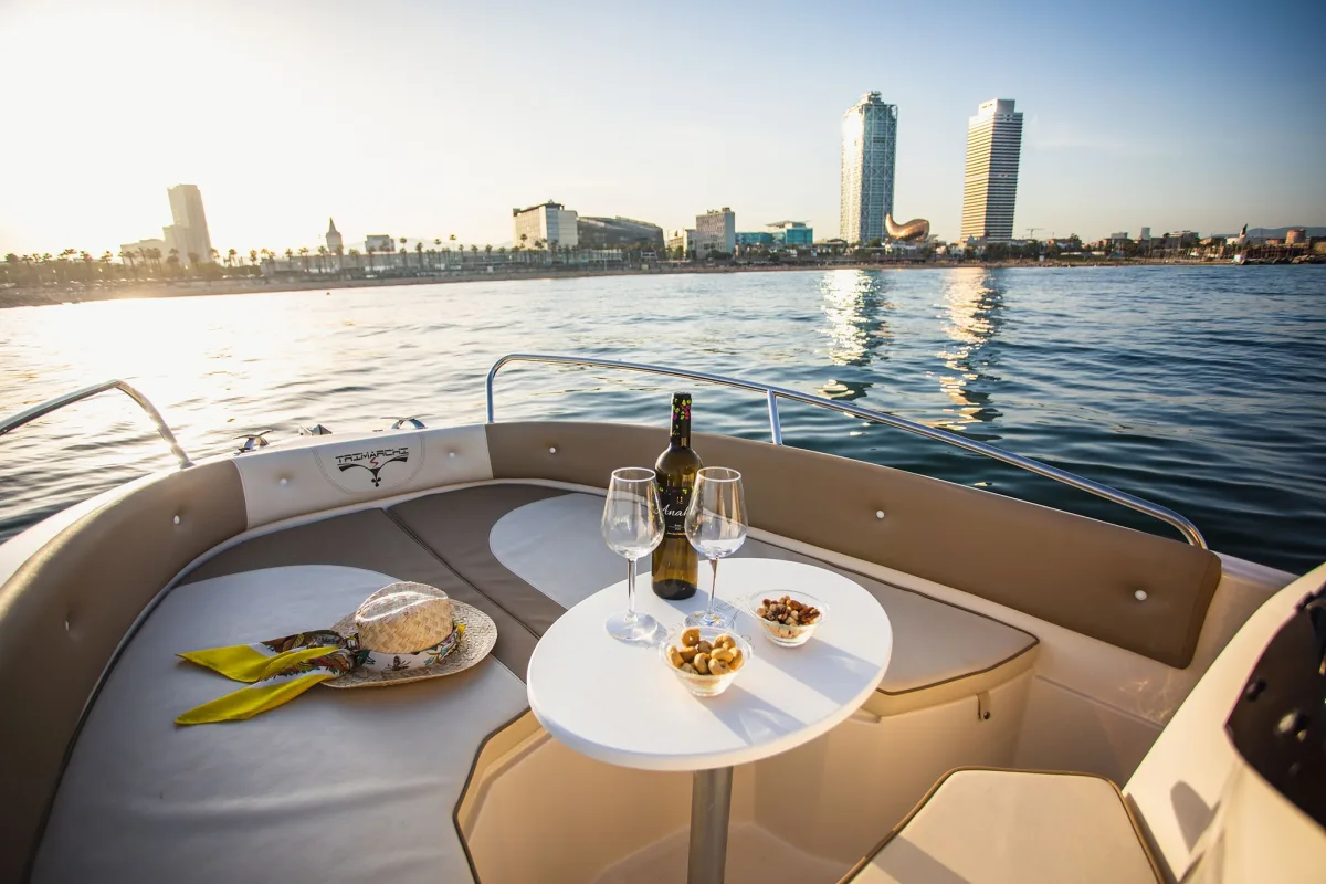 Aperitivo en la proa del Trimarchi 57S en la Costa Brava