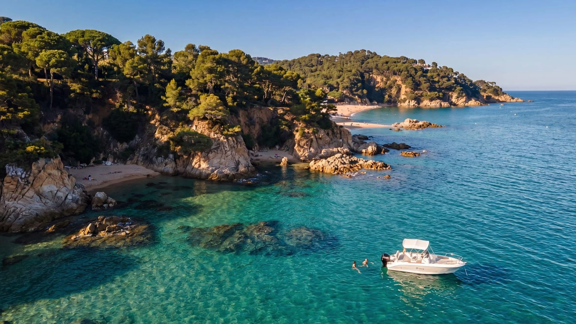 Caletta dalle acque turchesi vicino al Porto di Blanes, punto di partenza della flotta