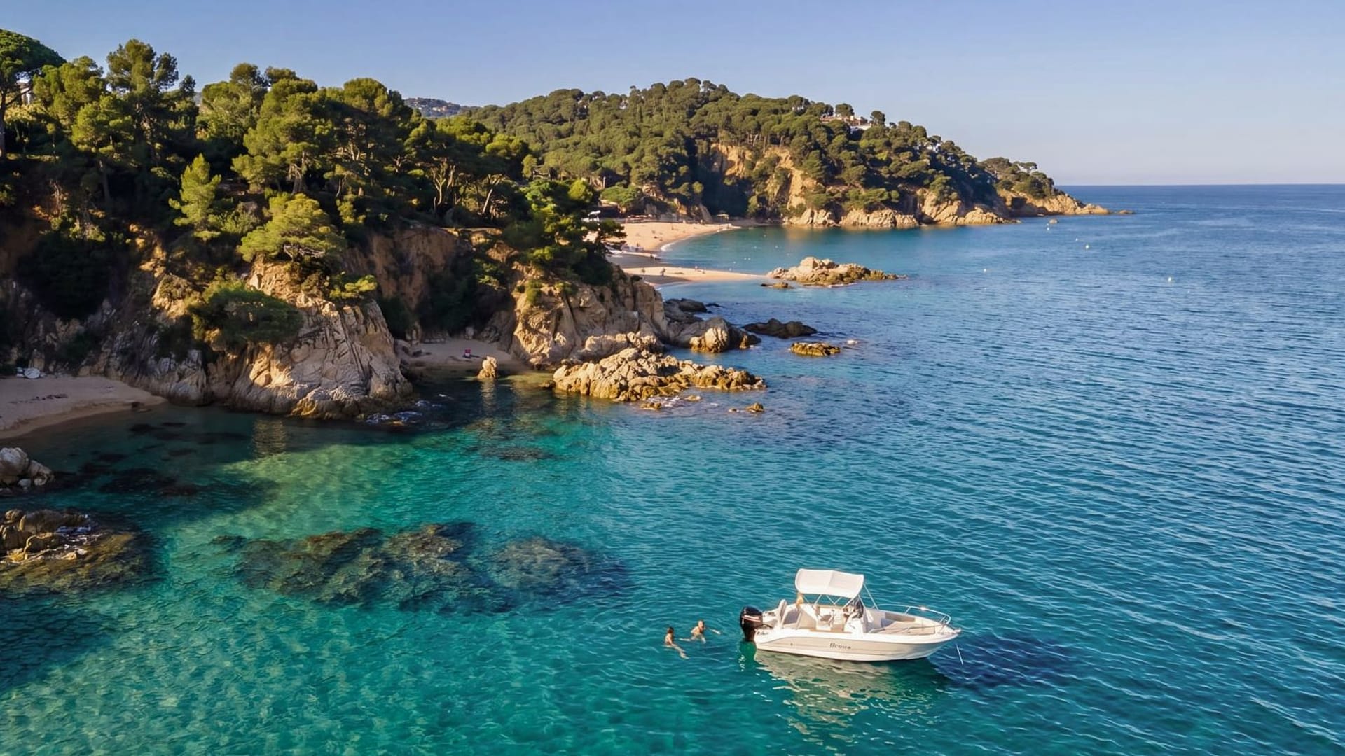 Cala escondida de la Costa Brava con agua transparente, en la ruta en barco desde Blanes