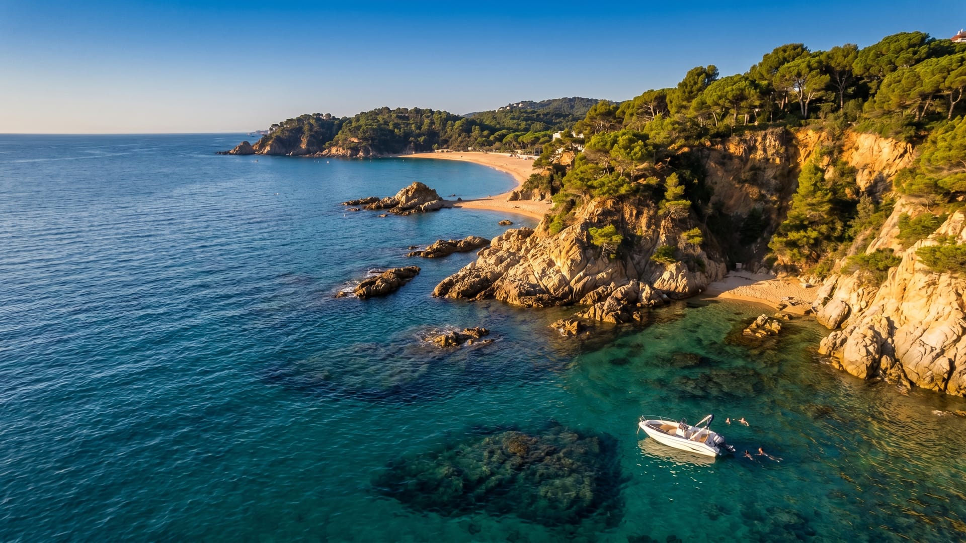 Cala cerca de Lloret de Mar desde un barco sin licencia, aguas turquesa Costa Brava