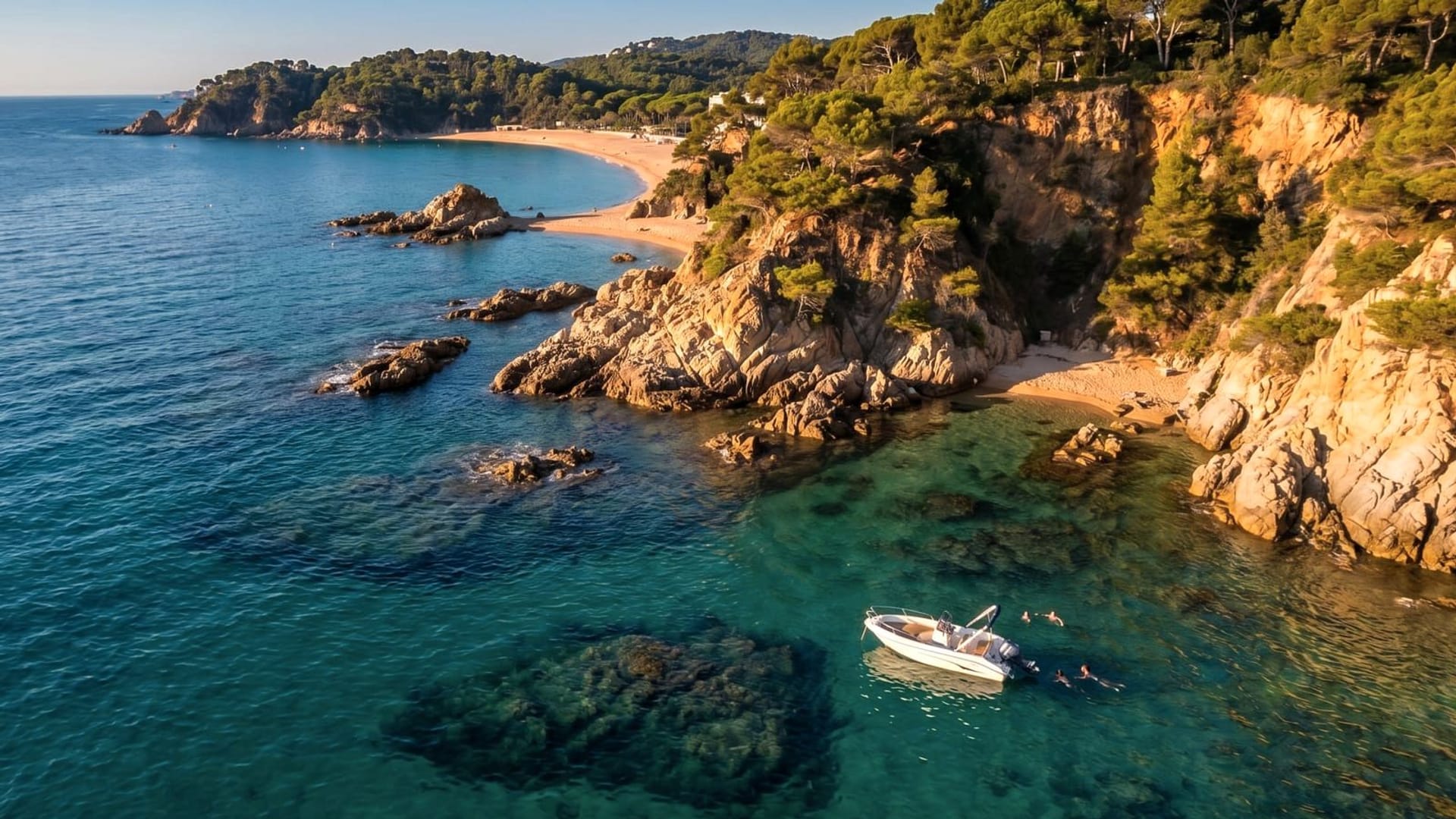 Caletta della Costa Brava con scogliere e pini, a 25 minuti in barca dal Porto di Blanes