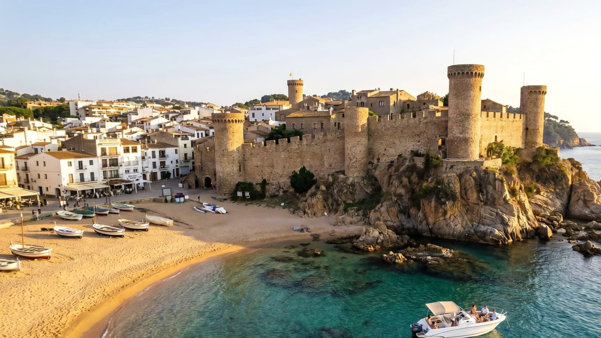 Costa de acantilados y aguas turquesas de la Costa Brava, accesible en barco desde Blanes